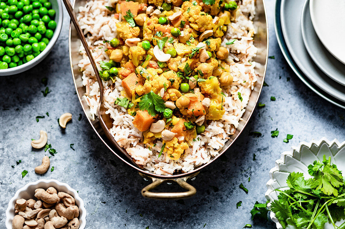 Vegetarisches Blumenkohlcurry serviert auf Reis (Indien)