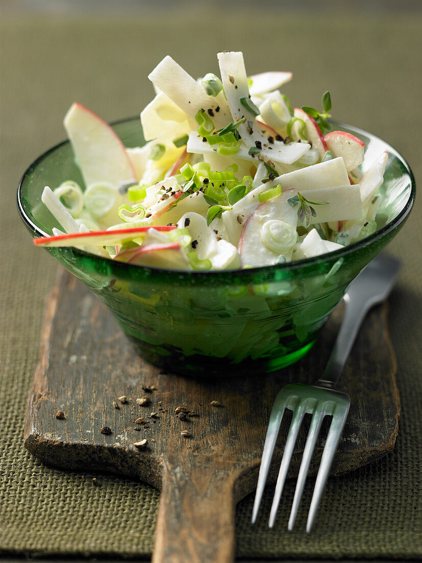 Apple kohlrabi salad with spring onions