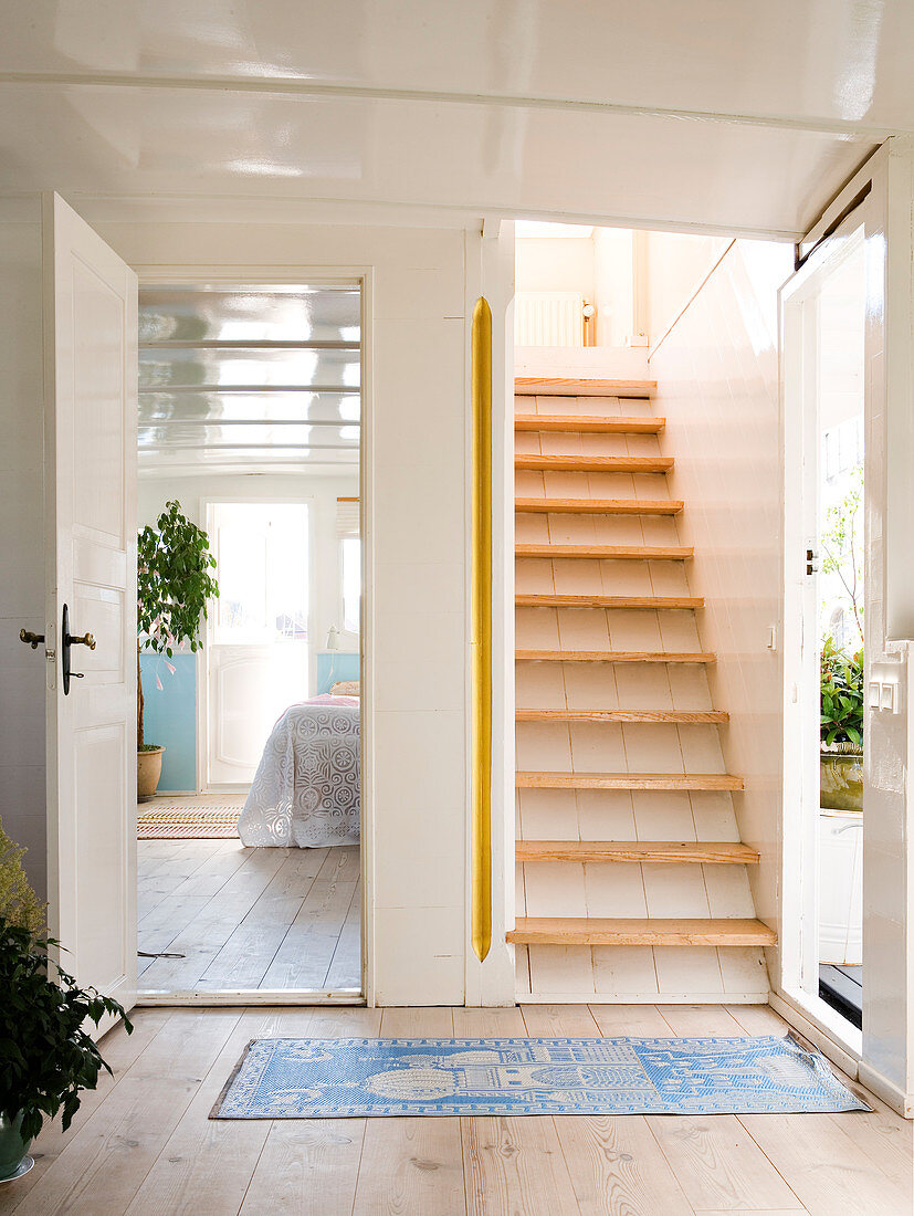 Flur mit Treppe und Blick ins Schlafzimmer in einem Hausboot