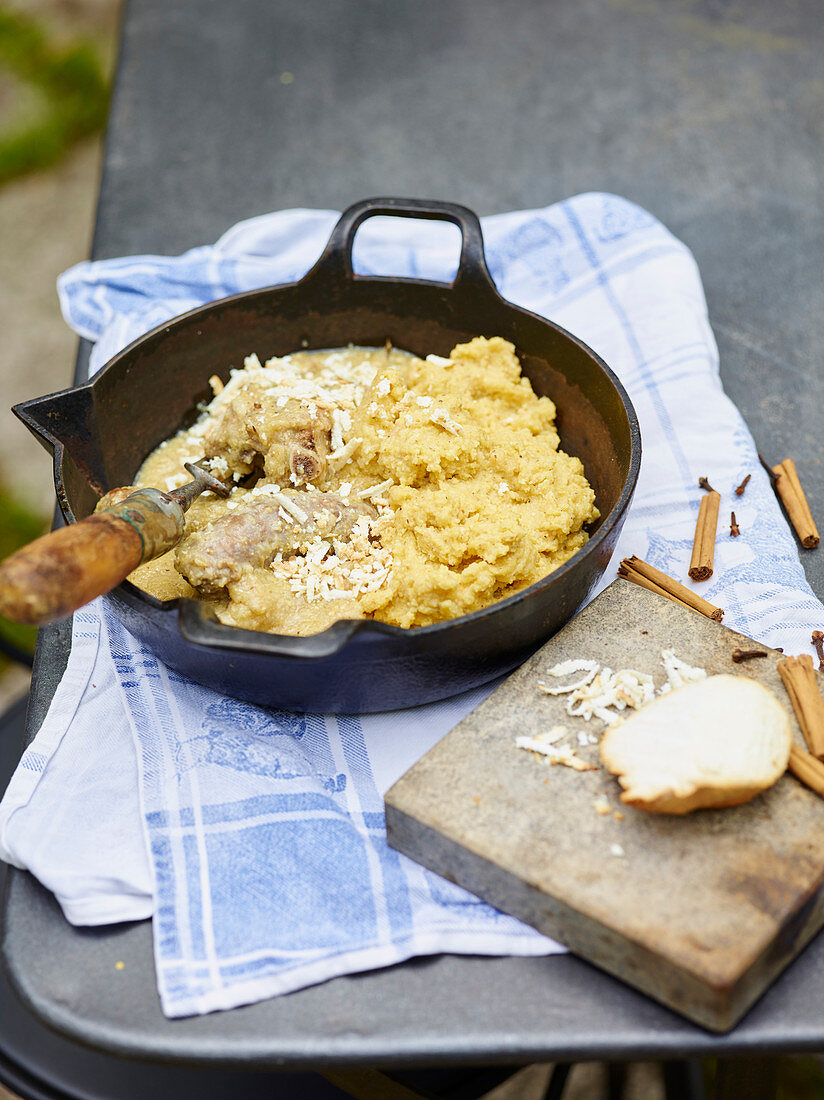 Schweinerippchen und Salsiccia auf Polenta