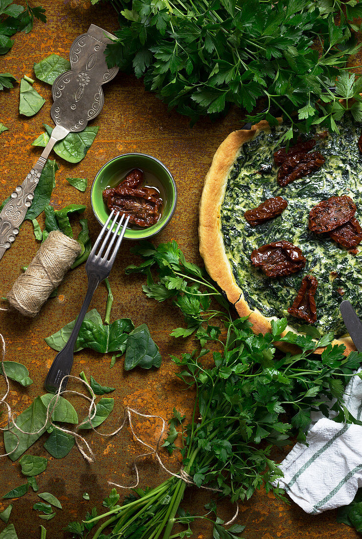 Vegane Kräuterquiche mit getrockneten Tomaten