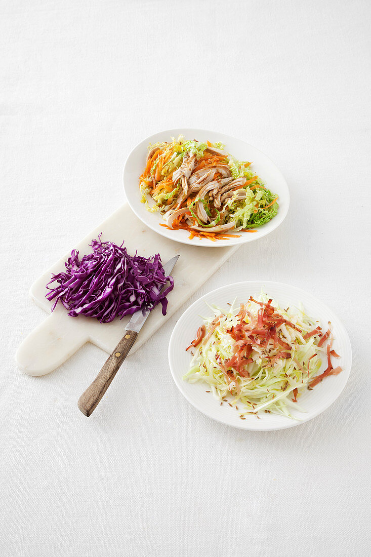 Weisskohlsalat mit Speck und Sesam & Wirsingsalat mit gebratenem Hähnchenfleisch