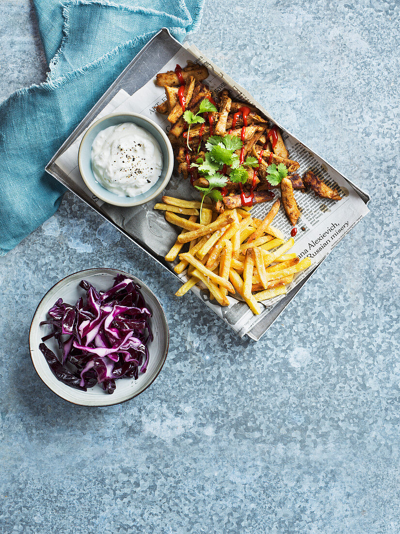 Kebab mit Pommes Frites, Sauerrahm und Rotkohl