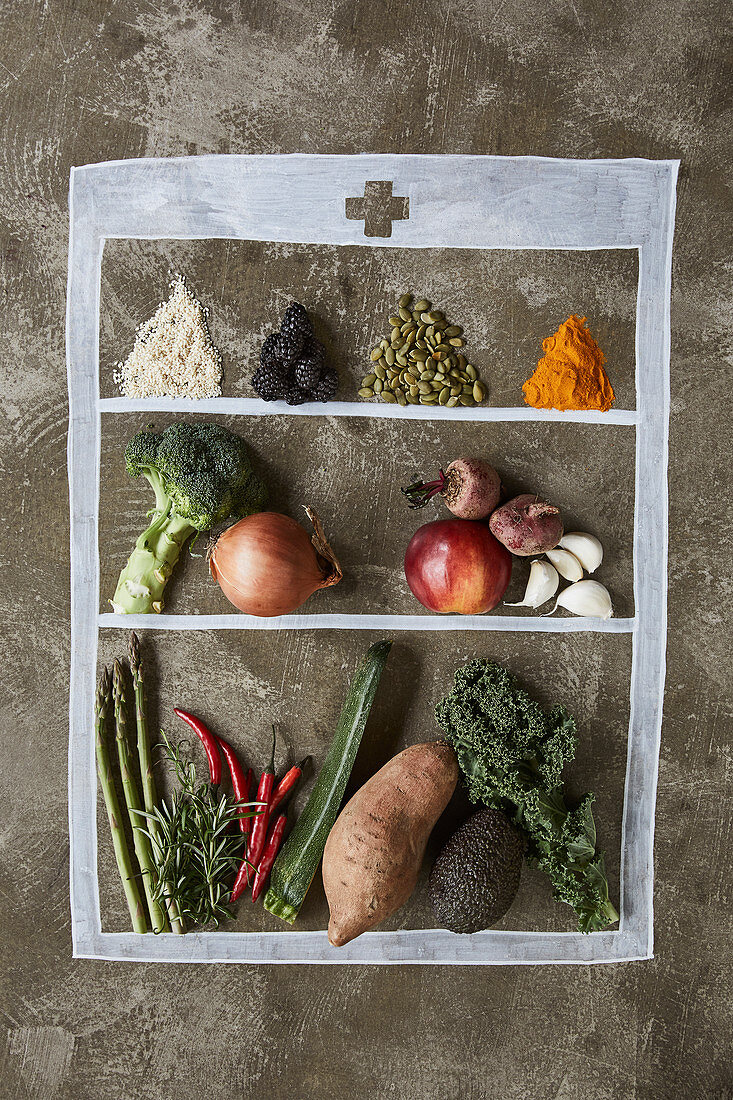 Obst, Gemüse und Gewürze in gezeichnetem Medizinschrank