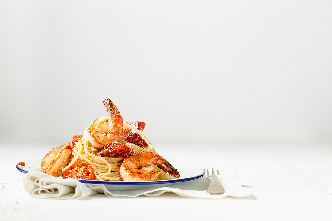 Spaghetti mit Garnelen und ofengerösteten Kirschtomaten