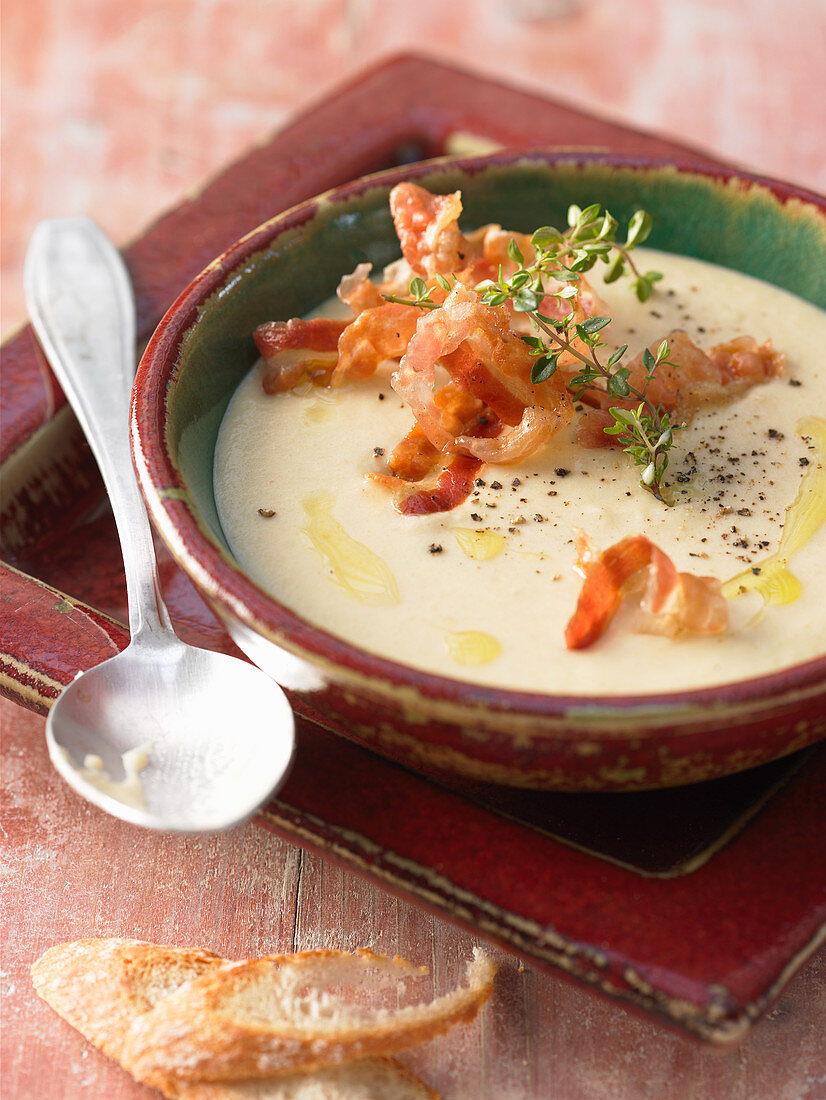 Petersilienwurzelsuppe mit Pancetta