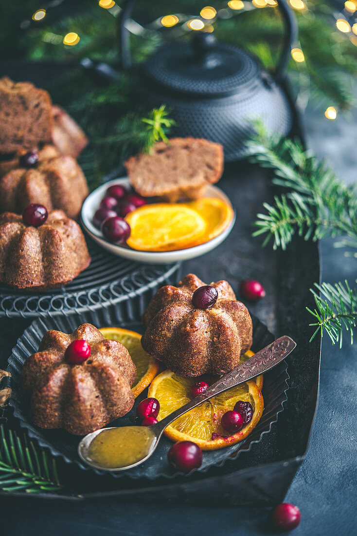 Kleine Christmas Cakes mit Orangen und Cranberries