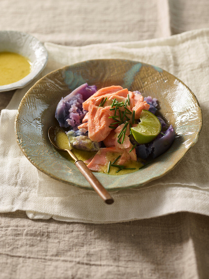 Lachsfilet auf violetten Kartoffeln mit Limetten-Grana-Vinaigrette