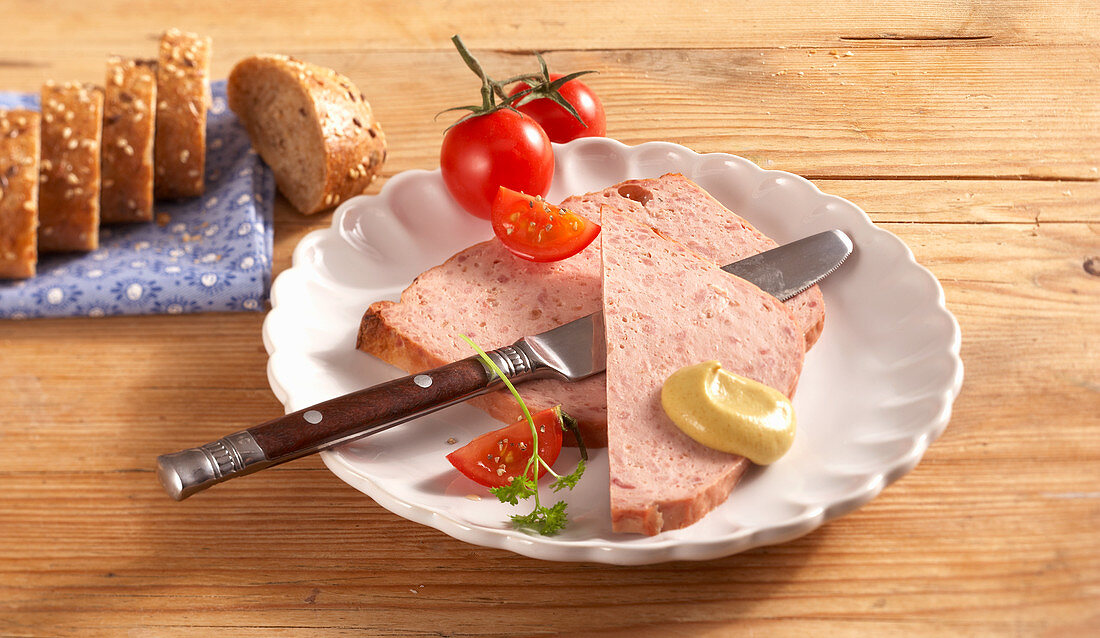 Onion meatloaf with mustard (South Germany)