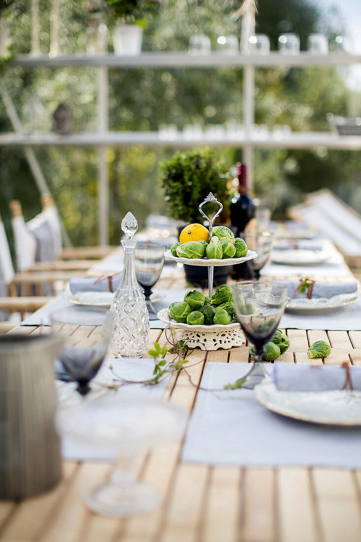 Gedeckter Tisch mit Rosenkohl auf Etagere