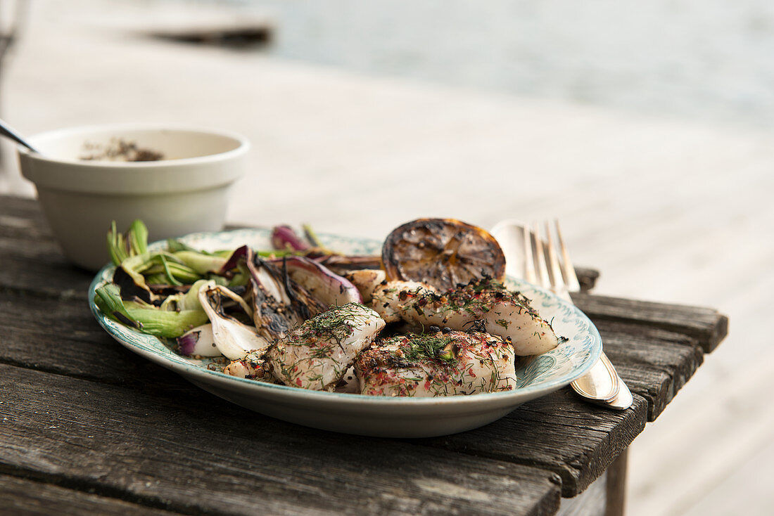 Gegrillte Fische und Gemüse auf Servierplatte