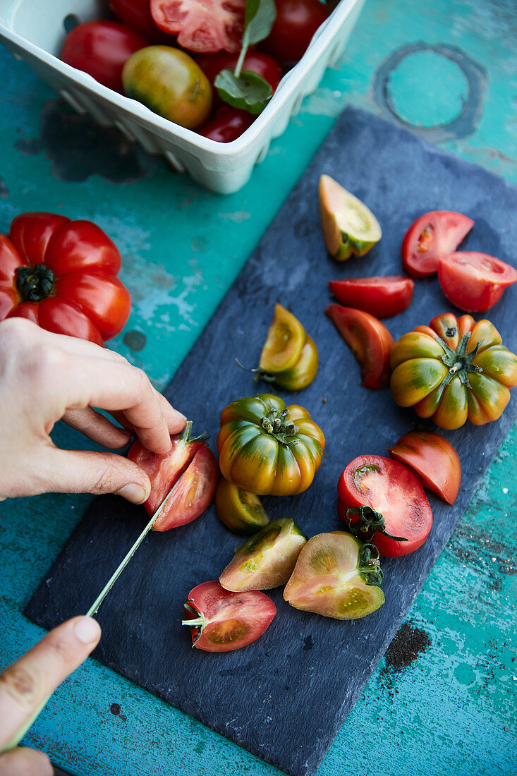 Frische Tomaten schneiden