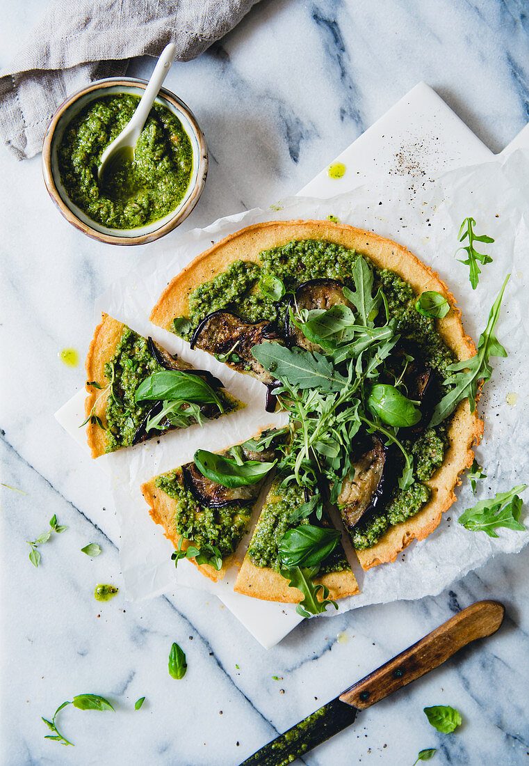 Fladenbrot mit Pesto und Auberginen