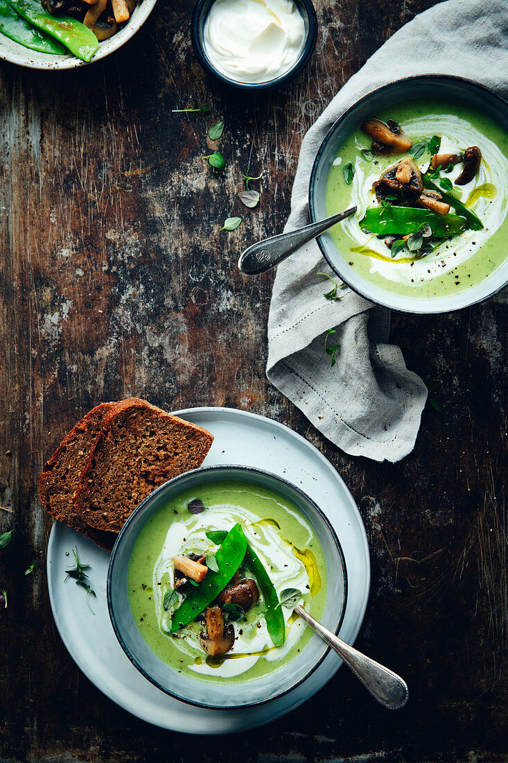 Green vegetable soup with yoghurt