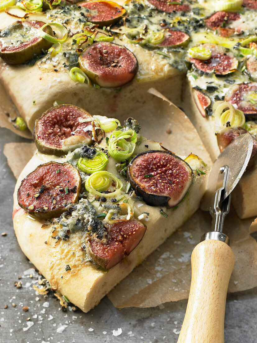 Focaccia with figs and leek