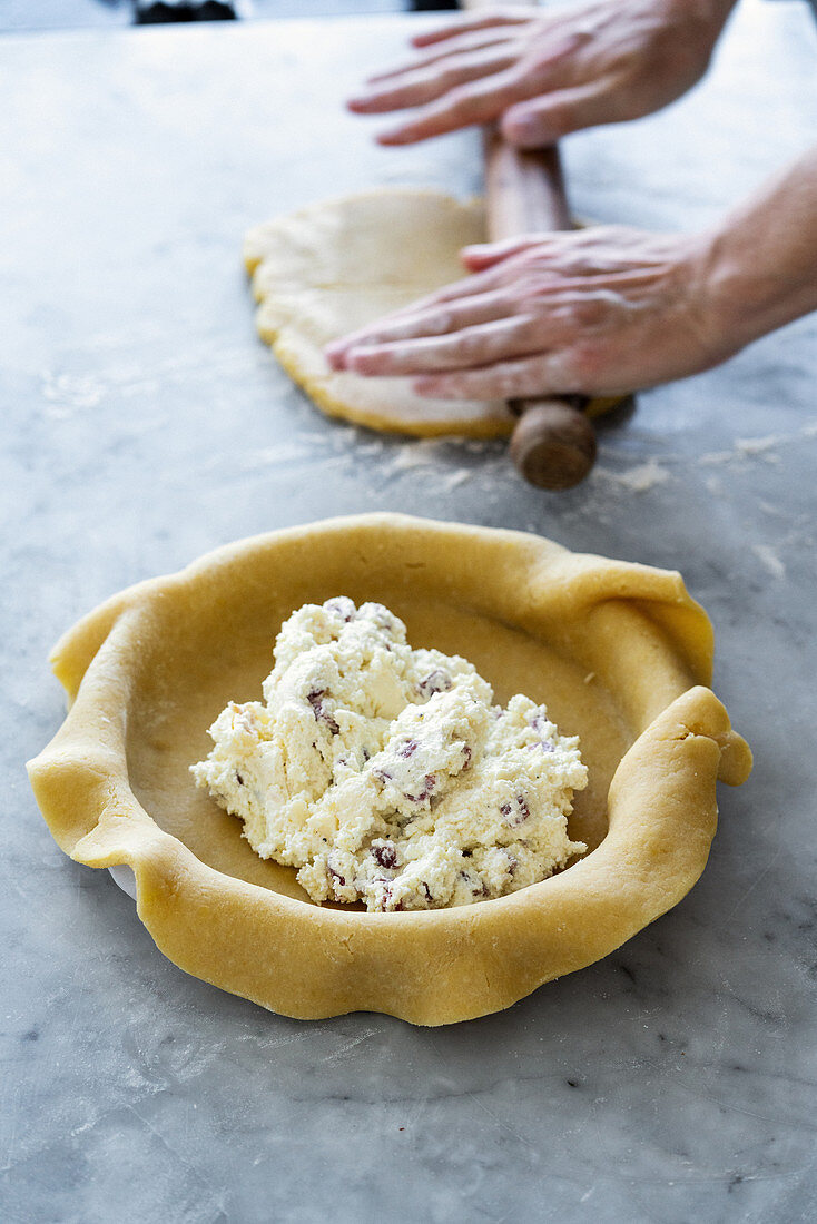 Pikante Ricotta-Pie mit Provola und Salami backen