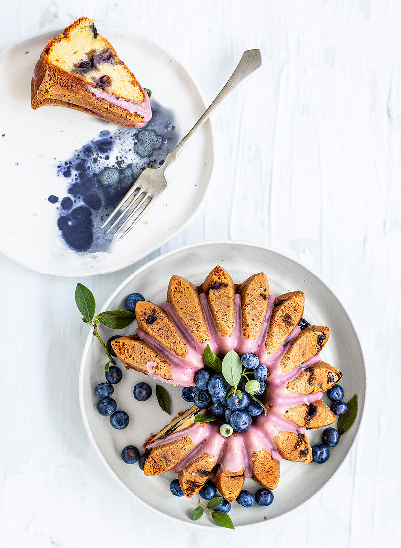 Heidelbeerkuchen mit rosa Zuckerglasur