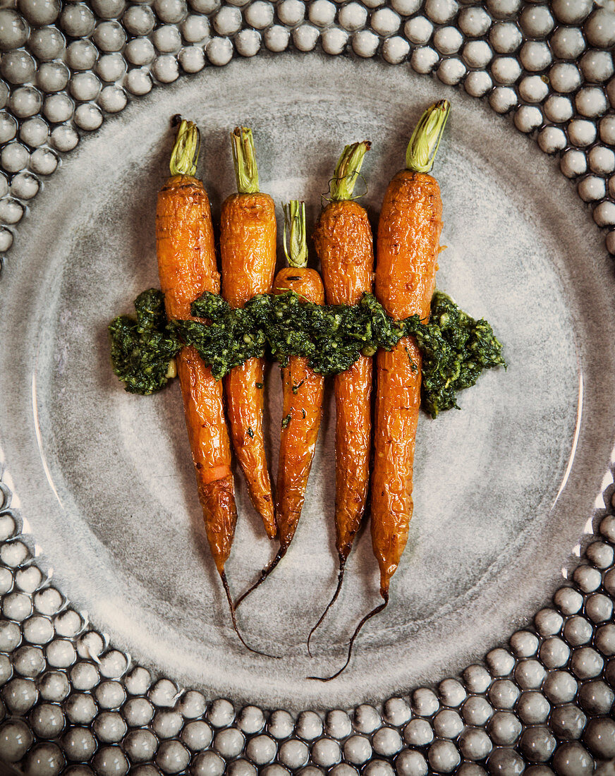 Oven-baked carrots with herb sauce