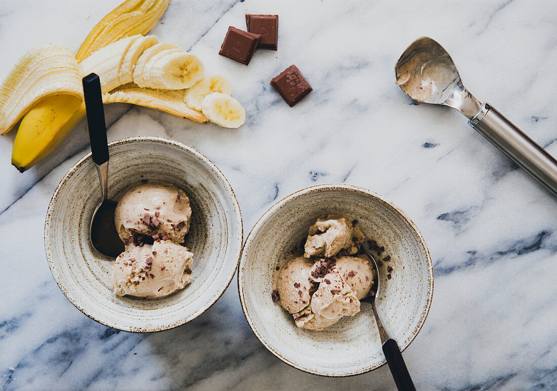 Eiscreme mit Banane und Schokolade