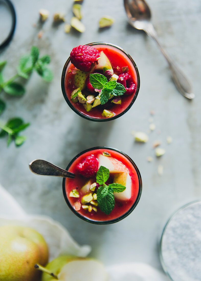 Raspberry smoothies with pears and mint