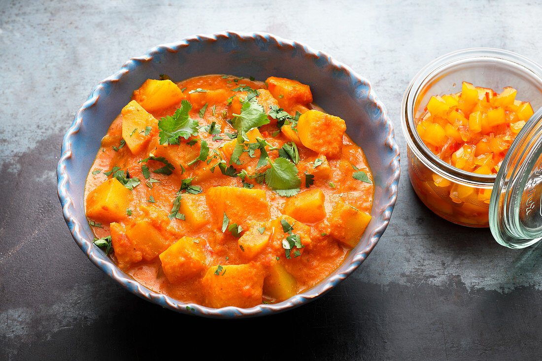 Potato curry with mango chutney (India)