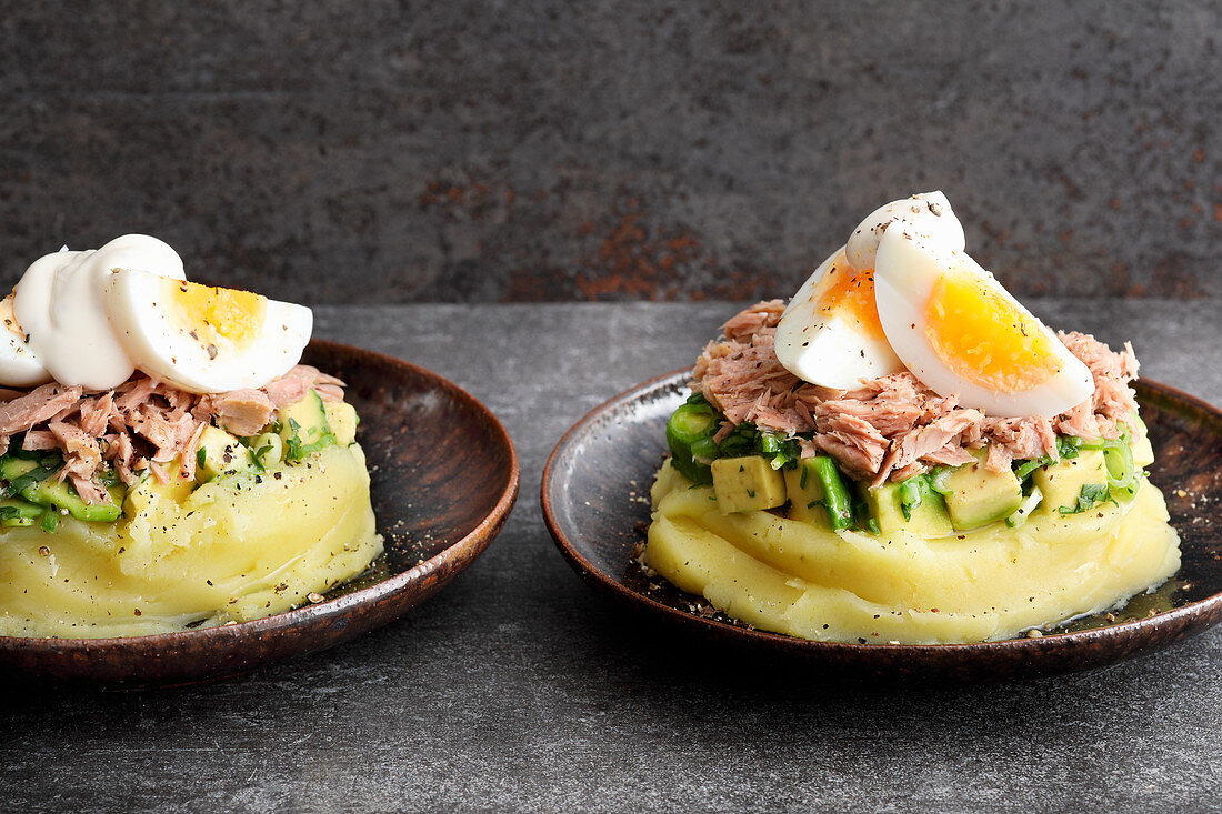 Peruanischer Schichtsalat mit Kartoffelpüree, Avocado, Thunfisch und Ei