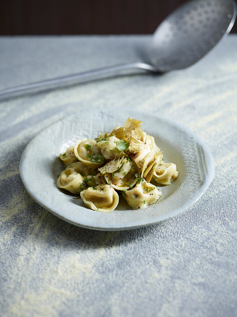 Cappellacci mit Artischockenfüllung und Artischocken-Pfefferminz-Salat