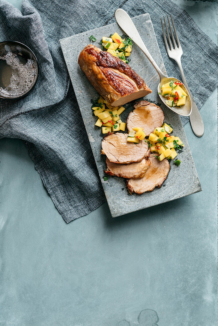 Schweinefilet mit scharfer Mango-Kräuter-Salsa