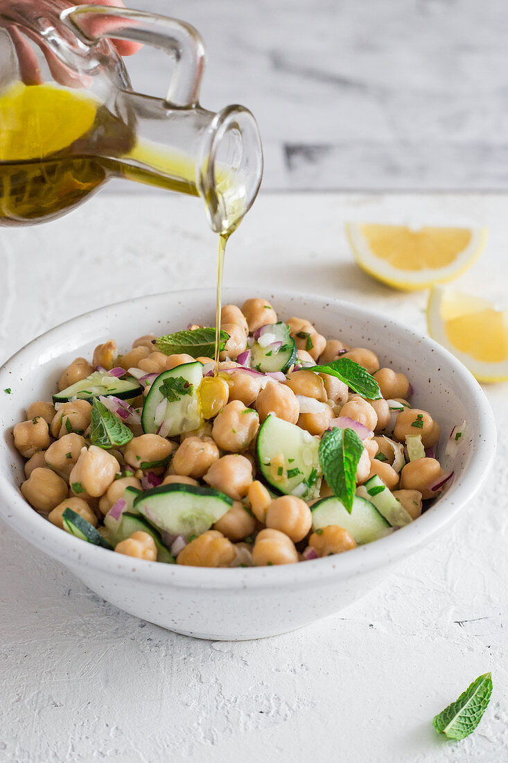 Veganer Kichererbsensalat mit Gurke und Olivenöl