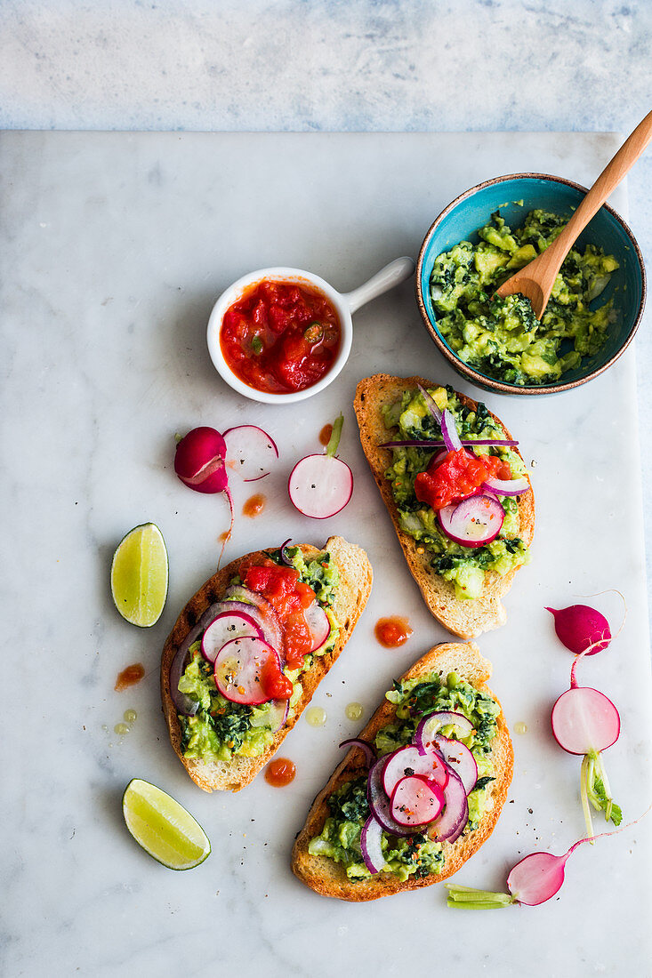 Bruschetta mit Grünkohl-Guacamole und Radieschen