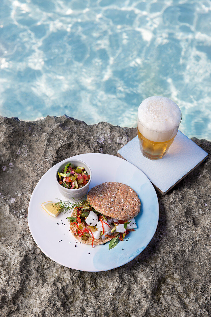 Marinierter Schwertfisch mit getrockneten Tomaten und Pistaziensalsa im Brötchen