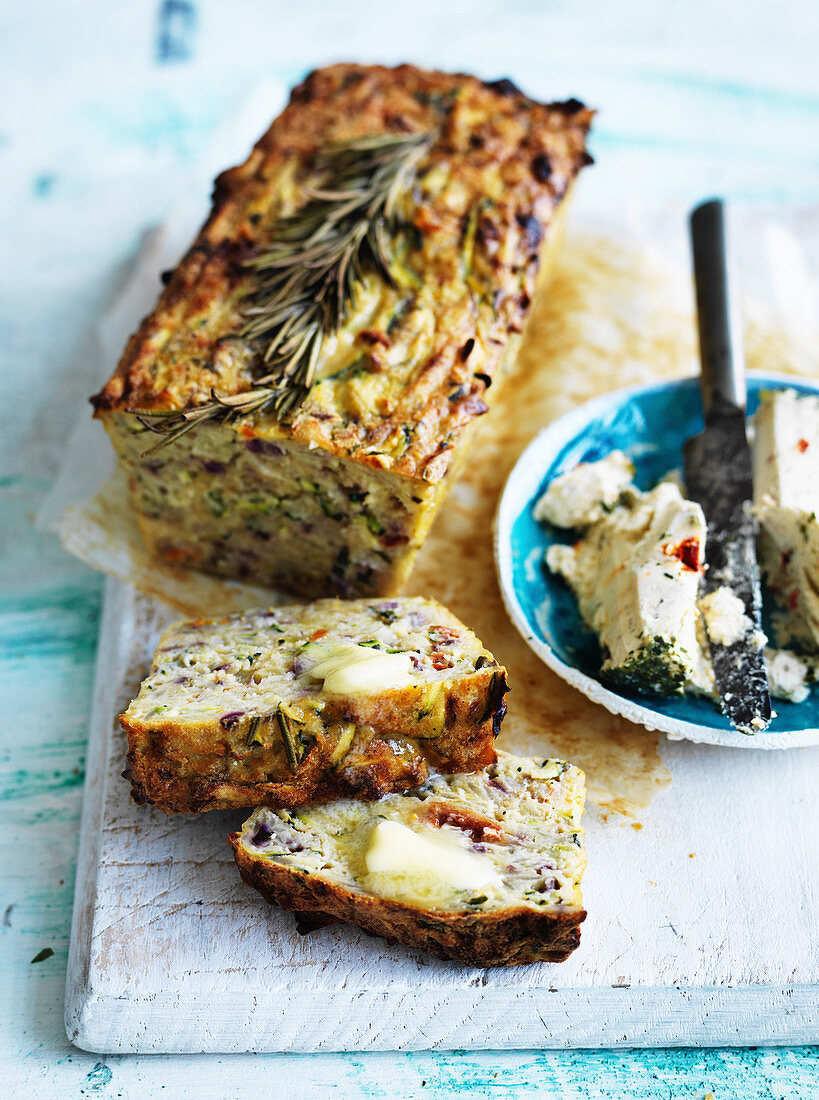 Zucchini-Süßkartoffel-Brot, angeschnitten