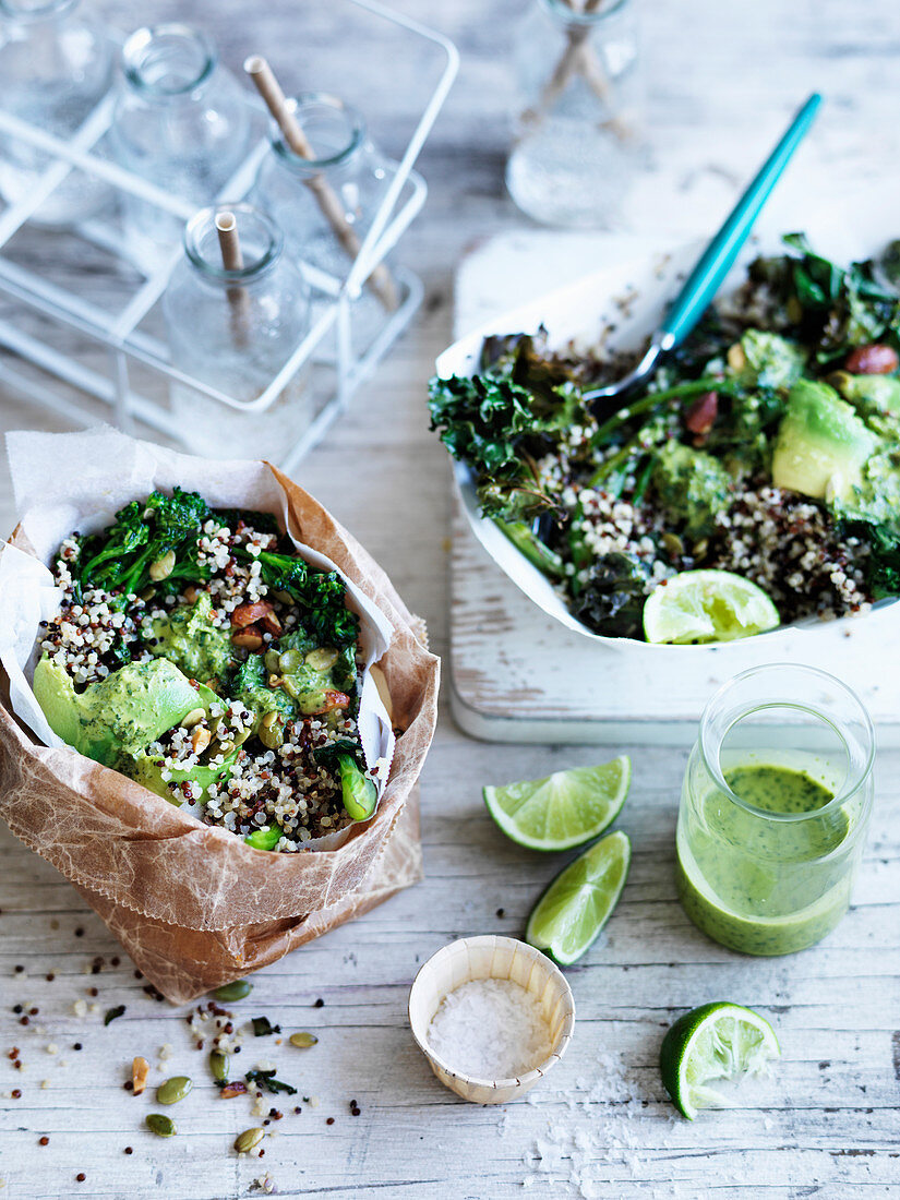 Quinoa-Grünkohl-Salat mit Koriander und Limetten