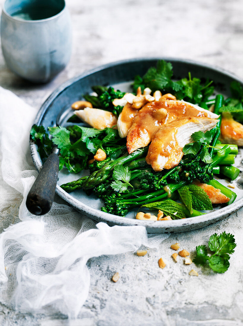 Miso-Hähnchensalat mit Broccolini, grünem Spargel und Cashewkernen