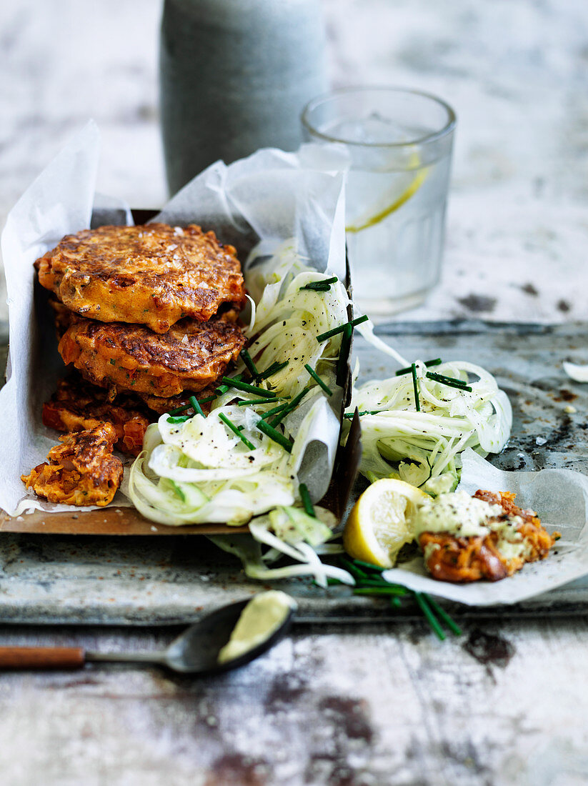 Tomatenfritters mit Bacon und Räucherpaprika, dazu Fenchelsalat