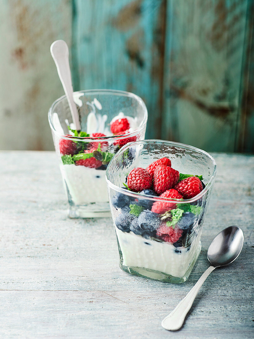 Joghurtcreme mit frischen Beeren im Glas