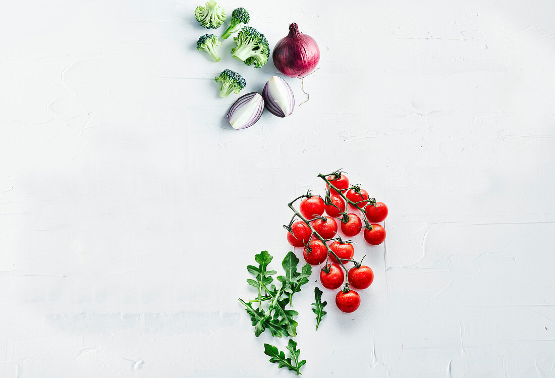 Rote Zwiebel, Brokkoli, Rispentomaten und Rucola