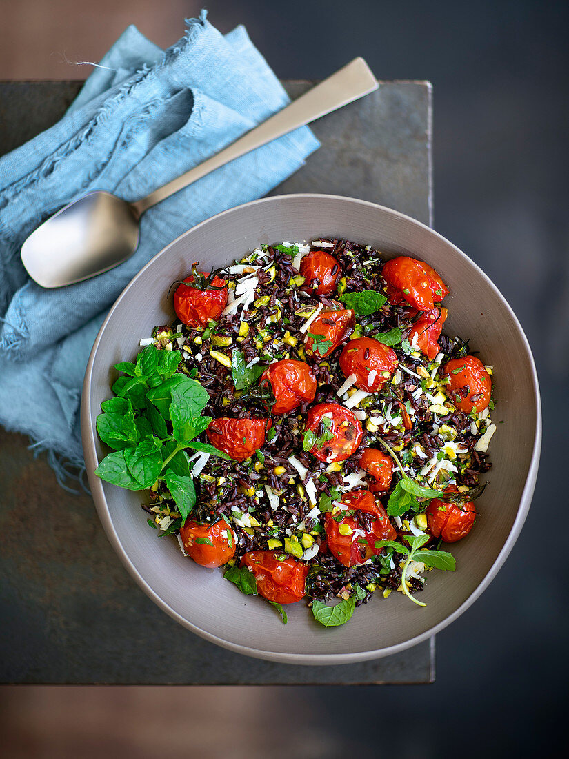 Schwarzer Reissalat mit gebackenen Kirschtomaten, Pistazien und Pfefferminze