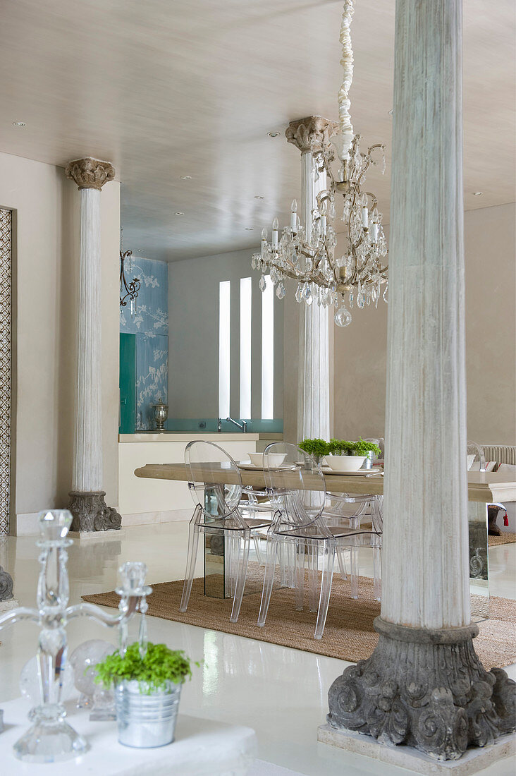 Exclusive dining room in Mediterranean style with pillars