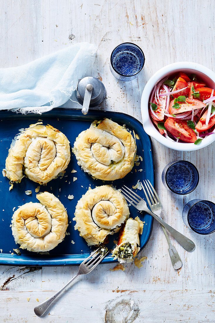 Spinat-Käse-Schnecken mit Tomatensalat