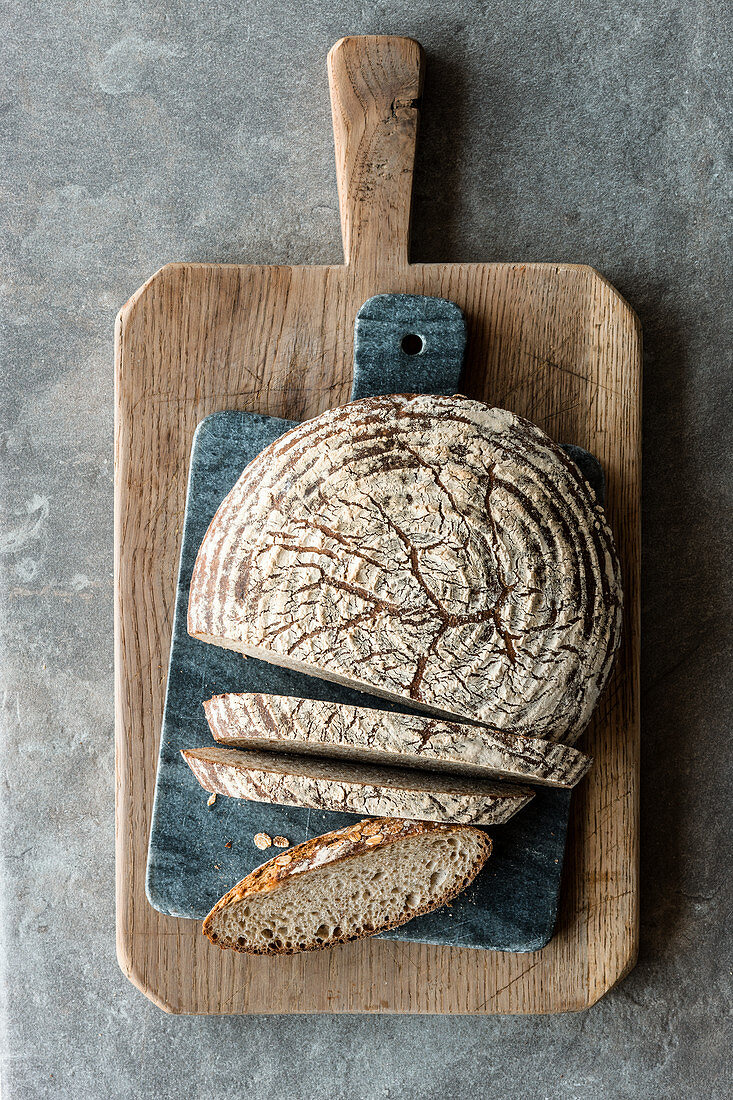 Dinkel-Flocken-Brot, angeschnitten auf Holzbrett