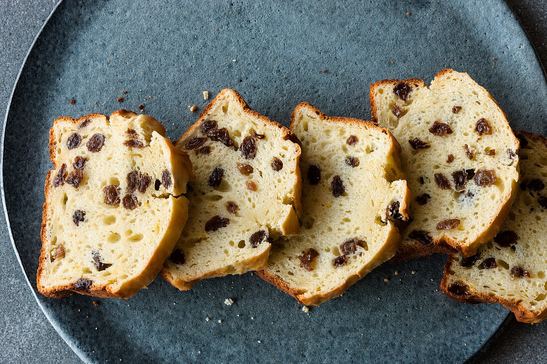 Quark-Rosinenbrot, in Scheiben geschnitten