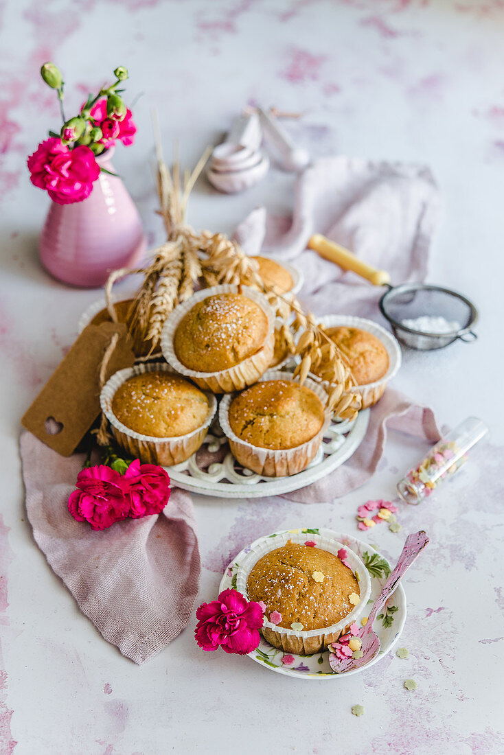 Dinkelmuffins dekoriert mit Nelkenblüten