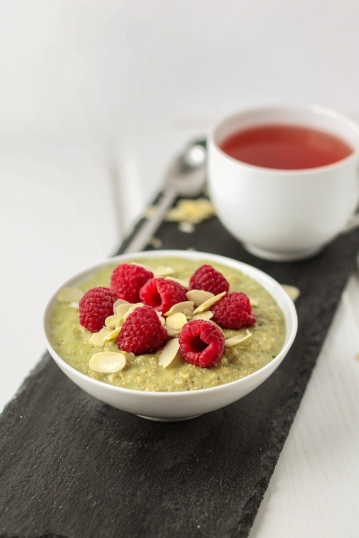 Matche-Porridge mit Himbeeren