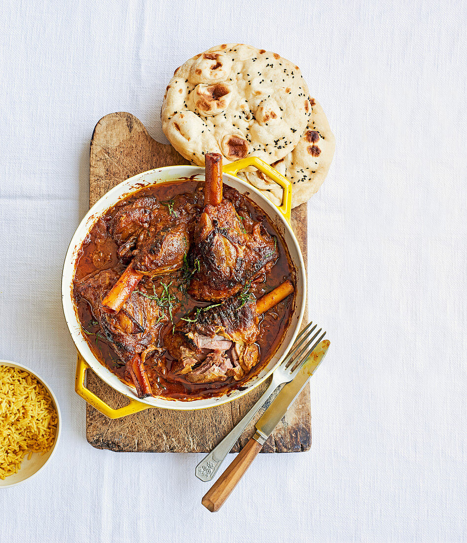 Madras lamb shank with unleavened bread (India)