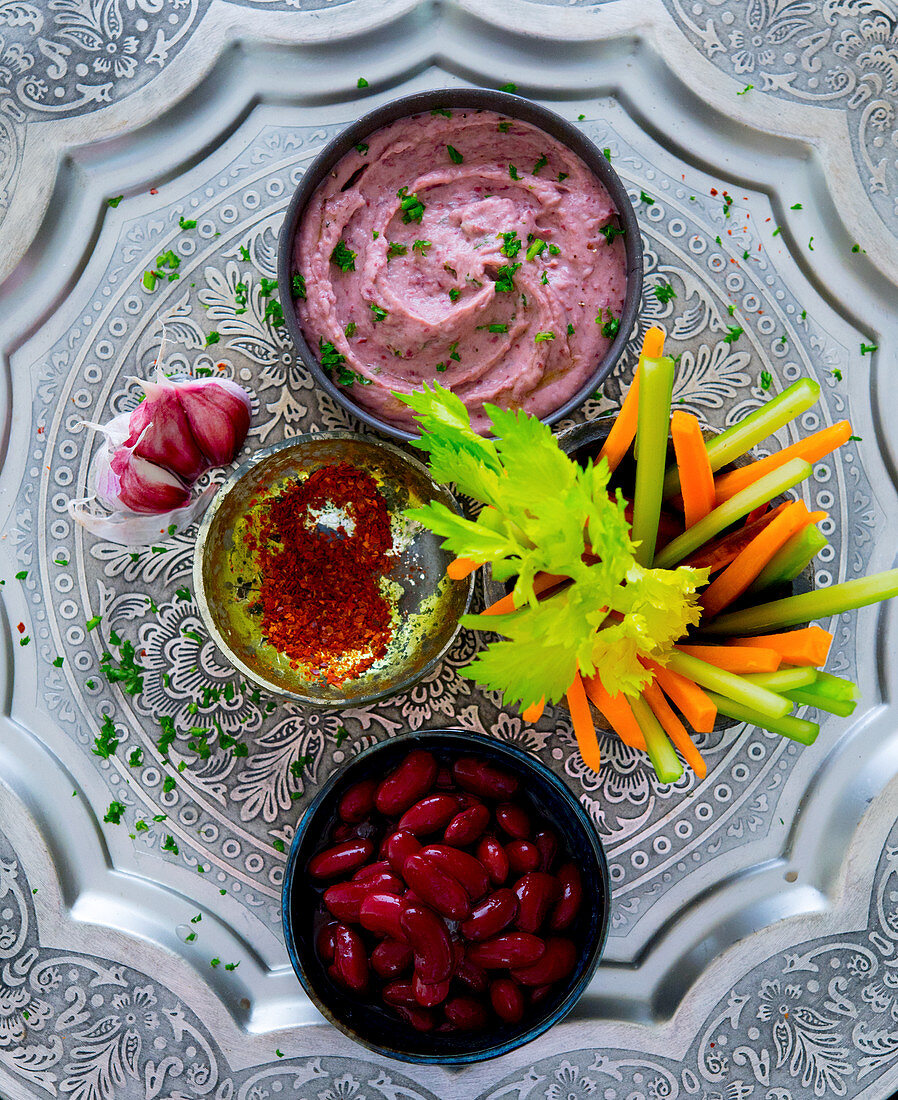 Orientalisches rotes Bohnenmus mit Gemüsesticks