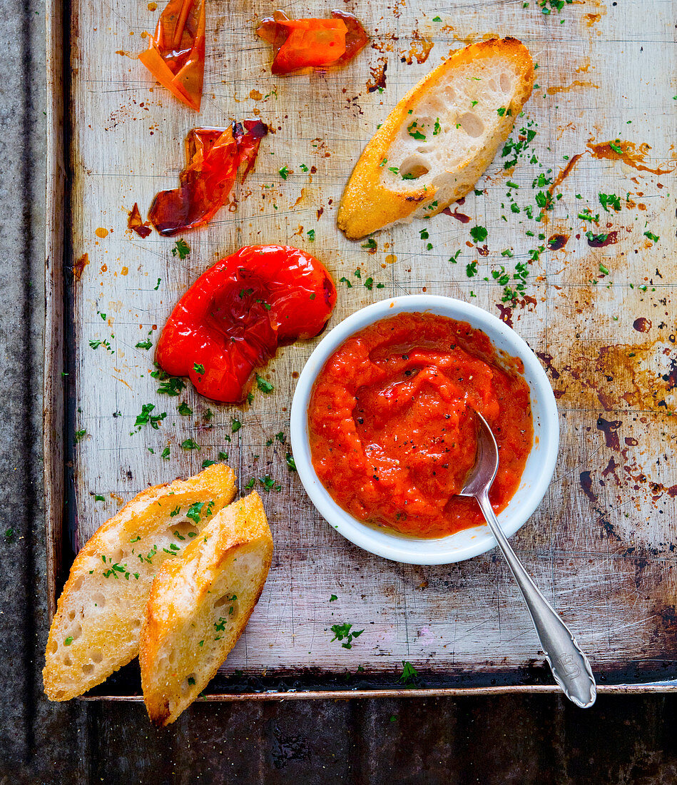 Paprikadip und geröstetes Brot