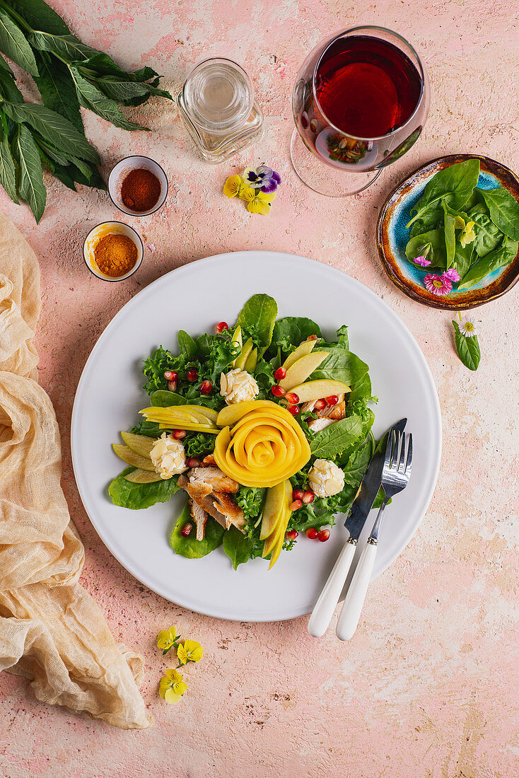 Blattsalat mit Gemüse, Hähnchen und Rotwein