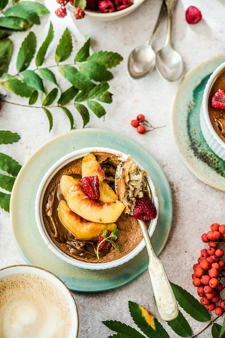 Gebackener Haferpudding mit Karamellcreme, Nektarinen und Himbeeren