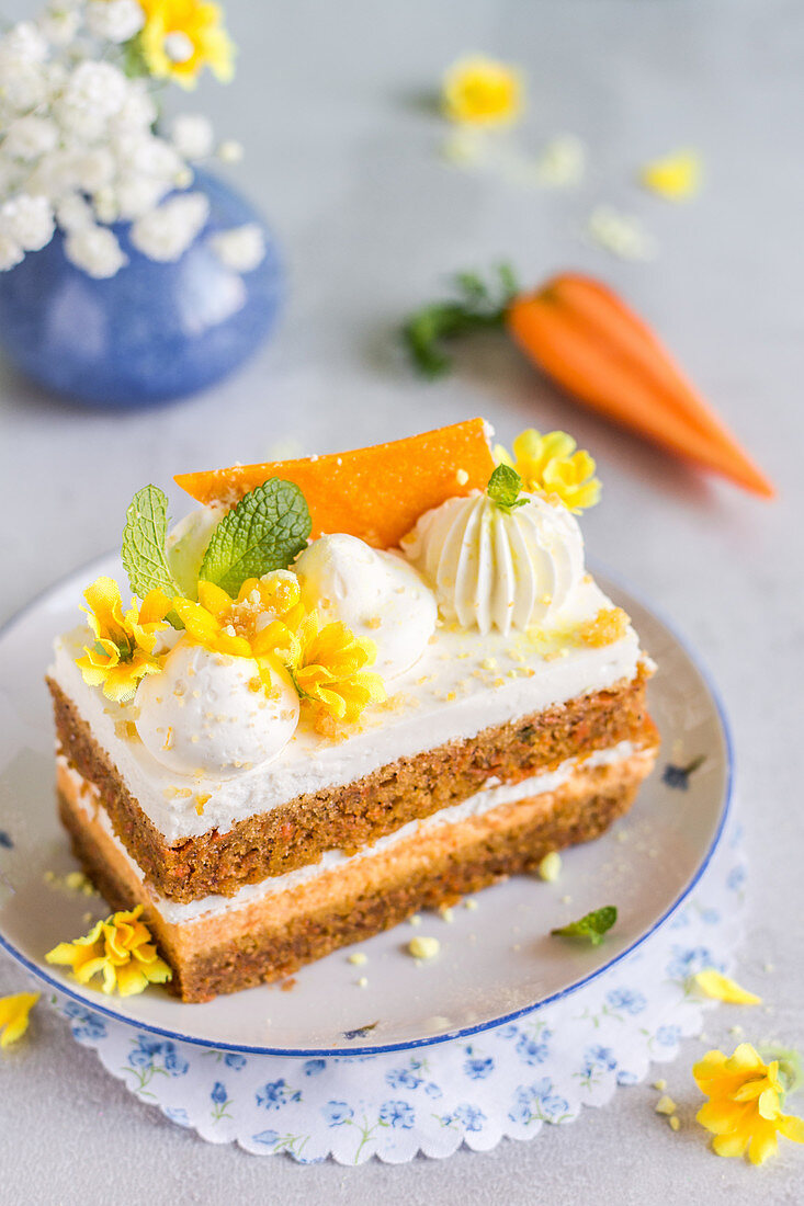 Ein Stück Karottenschichtkuchen mit Sahne